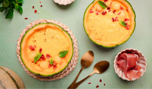 Crema freda de meló amb cruixent de pernil salat